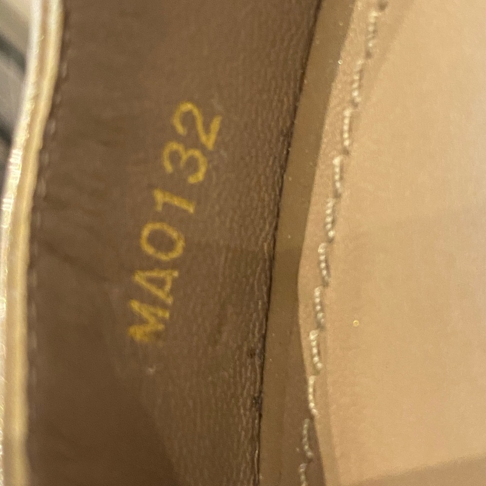 Authentic Louis Vuitton  Like New. - Picture 6 of 8